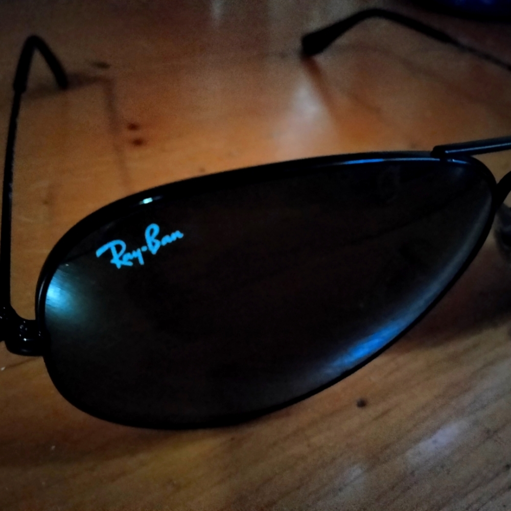 Ray-Ban classic aviator glasses. Rb3025